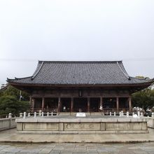 正面からの眺め (手前が石舞台)