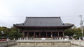 四天王寺のほぼ中央にある大きなお堂です