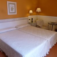 シングル二つ分有り十分広いベッド