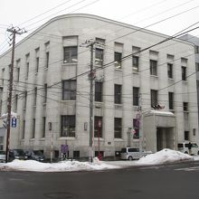 ”北のウォール街”では地味な建物です