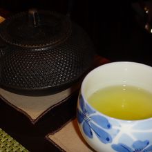 日本茶はこんなに渋いセットで素敵に用意される　
