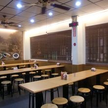 壁に電光掲示板があります