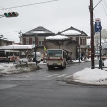 ”北のウォール街”交差点を右折すると、前方に立派そうな建物が