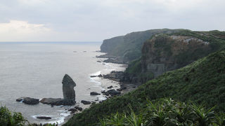 立派にそびえる岩。