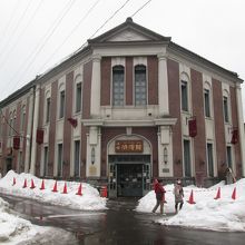 正面２階の柱の形状は、ギリシアのエンタシスですね