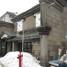 個人商店としては立派で大きな卯建つですね