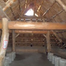 竪穴式住居の内部