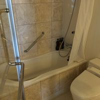 ガラスドアで仕切られたバスとトイレ