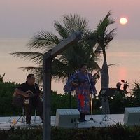 夕日をバックに三線と歌のライブ