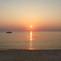 ホテル前のビーチから見た夕日