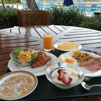 プールサイドで朝食ビュッフェ