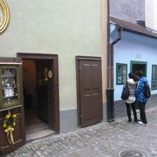 チケット検札所の先はが「黄金の小路」