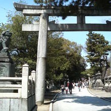 入口の古めかしい石鳥居です。