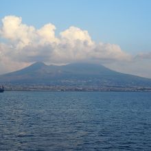 プロチダ島からナポリへ向かう船より