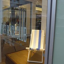 店舗外観とショーウインドウ