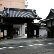 三翠園入り口です