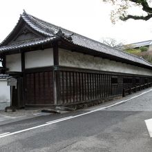 白い壁がきれいです