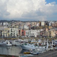 海側から見た港と街