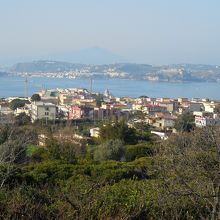 ポッツォーリの高台より海を見る