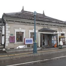 屋根のトンガリ飾りが独特です