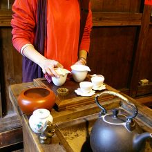 お店のスタッフがお茶の入れ方を教えてくれます