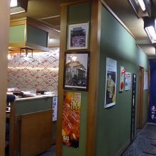 寿司職人さんが調理場に居ました　右手奥が食事をした場所です