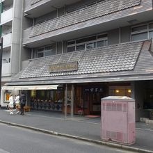 表参道に面している店舗外観