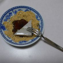 くずもち、頂きます　黒蜜ときな粉が見事に合います