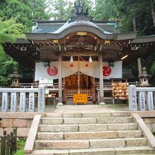 石段や坂をのぼっていきます