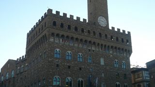 シニョーリア広場に面しています