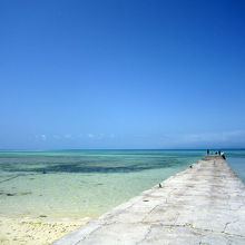 青い海に突き出す桟橋。