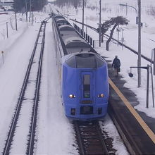 和寒駅跨線橋から見た「スーパー宗谷」の様子