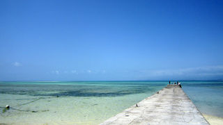 青い海に突き出した桟橋。
