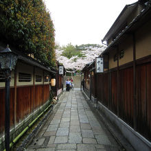 東の方角を見る。