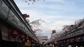 日本一有名な門前の商店通り。