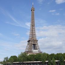 パリのシンボル エッフェル塔