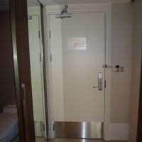 左がトイレ、右にバスルーム