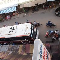 目の前にホーチミン行きのバスがとまります