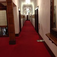 廊下は全て赤い絨毯ひきです。
