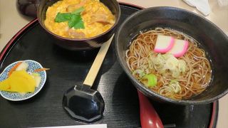 秋田駅構内にあるので乗り継ぎに時間があるときには便利です．