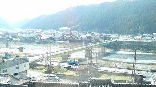 近鉄吉野線に沿って流れる清流