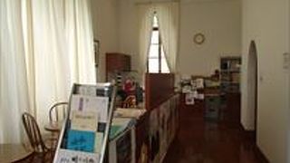 館内の歴史を勉強可能なスペースが有って、奥には、テーブルとイスも用意されていますので、ゆっくりと歴史を勉強する事ができます。