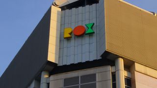 遊技場やショップなどの複合施設です