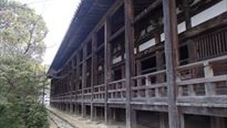 嚴島神社の末社として秀吉公と清正公と号する祭神を祀る神社です。本殿の様式は、入母屋造本瓦葺です。