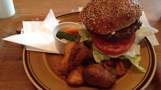 パンが美味しい！大きなハンバーガー