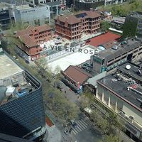 窓ガラスに文字が施されてます☆遊び心がありますね