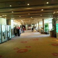 1階エレベーター前からロビーを見たところです。