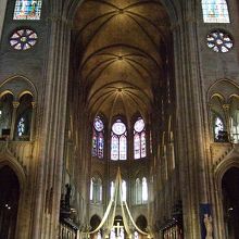 荘厳な大聖堂内部