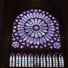 ステンドグラスが美しいバラ窓