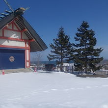 本殿向かって右側には海の遠景が広がります